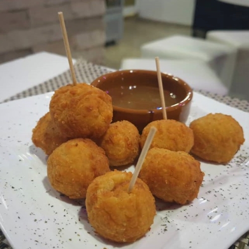 Bolitas de queso con salsa agridulce